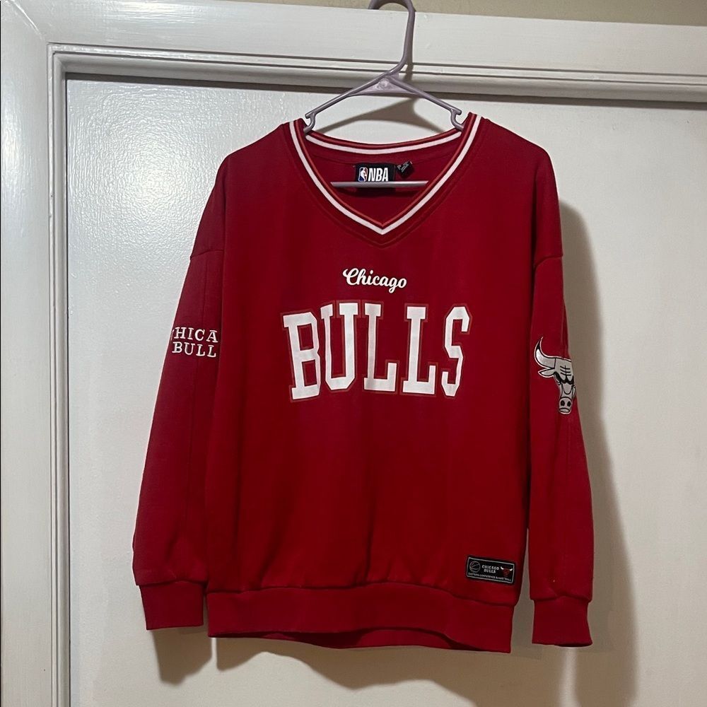 NBA Bulls V-Neck Red Sweater size extra small